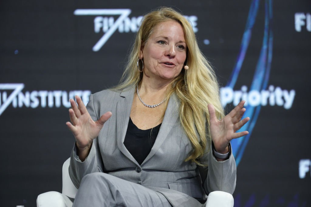 Ela foi uma das primeiras funcionárias da SpaceX. Hoje, aos 61, tem fortuna de US$ 1 bilhão